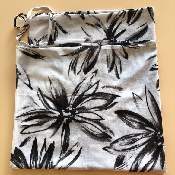 Saress Beach Cover-up in white & black floral - Picture 2 of 7